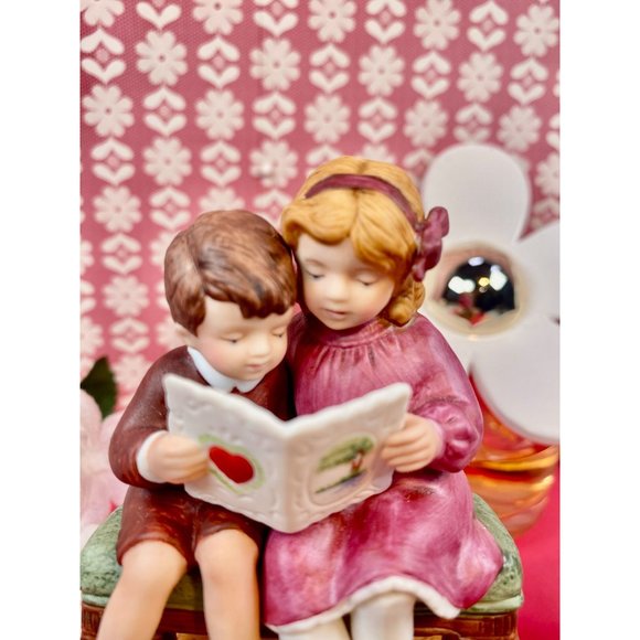 Avon Be My Valentine figurine, by Jessie Wilcox Smith collection, so cute - Picture 17 of 17